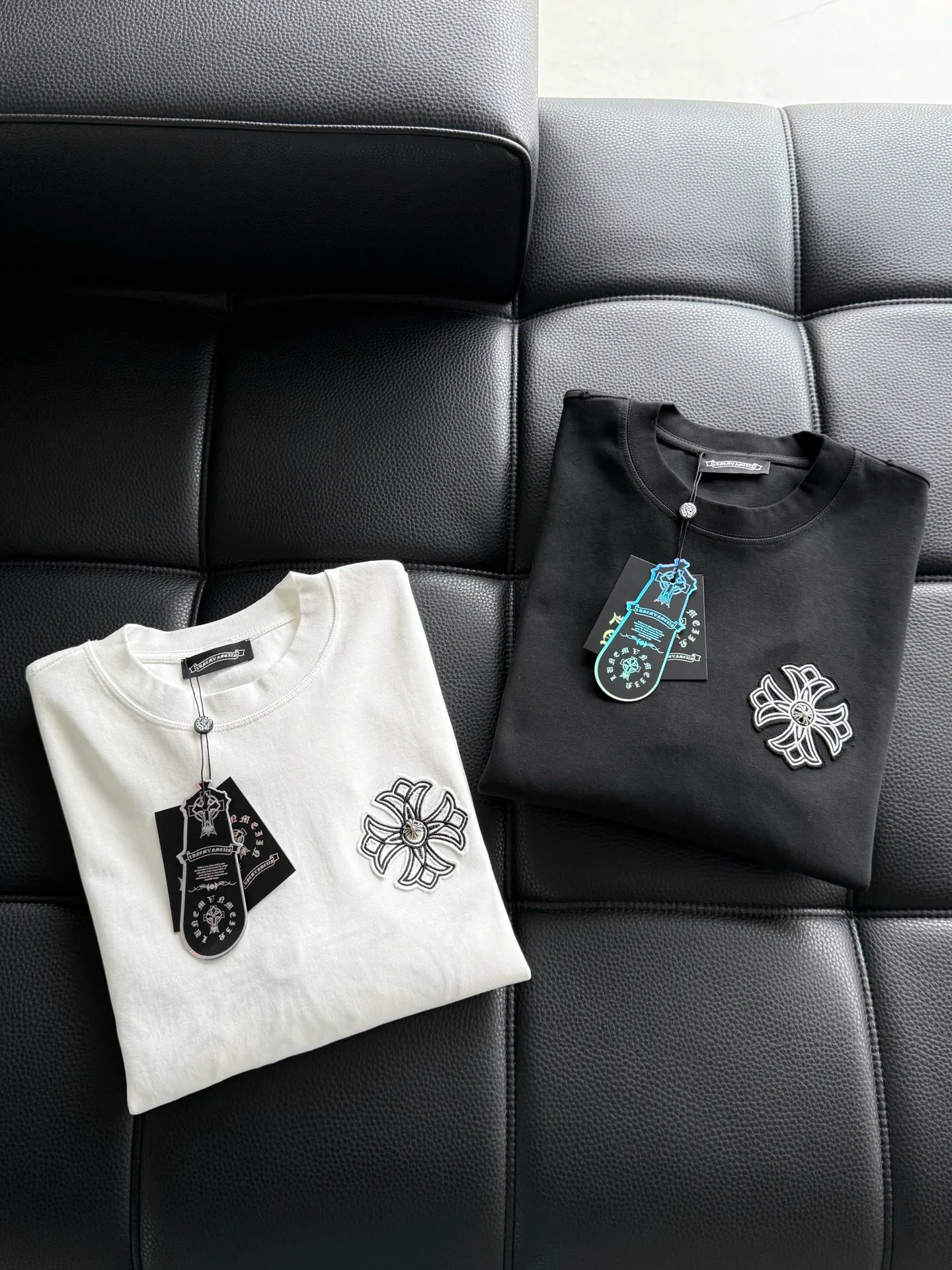 P408 💰ChromeHearts Chrome Heart Round Neck Sweater Long Sleeve The pursuit of quality guarantees the absolute quality! Using double-sided cotton fabric, the texture is clearly visible, the texture is soft, delicate and smooth, custom three-dimensional embroidery ➕ patchwork and leather craftsmanship, full of drape! The workmanship is fine and the shoulder lines are smooth. All imported chain machines are used to make the shoulder rolling strips. It has a certain thickness and is not made of cheap material but has a shiny feel that is comfortable and not tight on the upper body. It is the most avant-garde street item that can be easily matched by both men and women!  Color: black white Size: m-3xl Style number: 3582